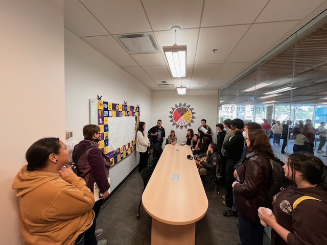the students showing the quilt to their class